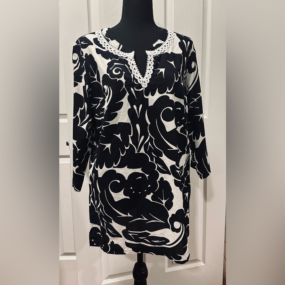 Liz Claiborne Black and White Floral Tunic Top